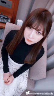 清纯甜美嫩妹小姐姐下海和炮友啪啪大秀 脱下内衣揉捏小奶子 上位骑乘抽插抱着猛操 旁边还有两个小伙伴在观战